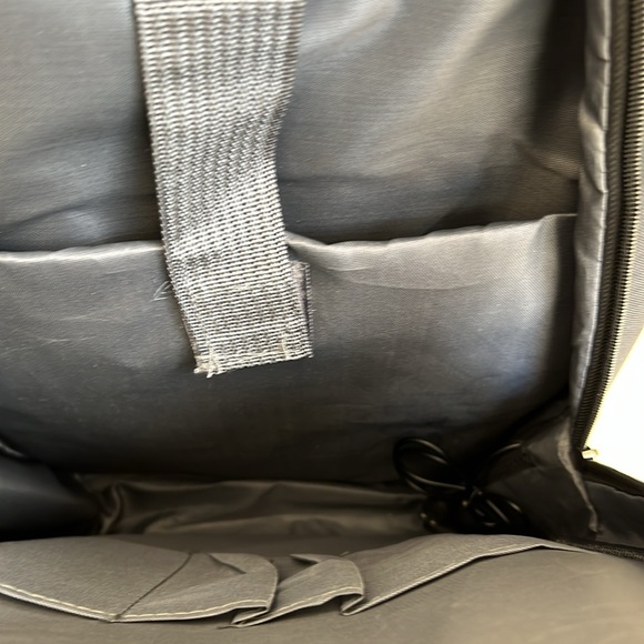 NWOT very sturdy laptop backpack w/plug in connection - Picture 4 of 7